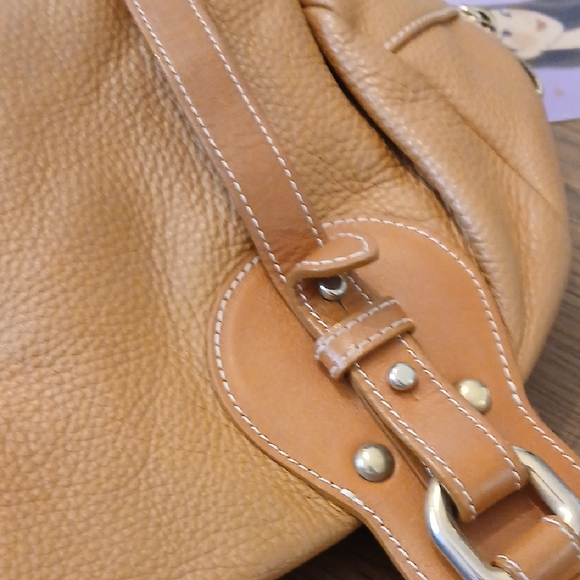 Chic Tan Leather Shoulder Bag - Picture 6 of 9